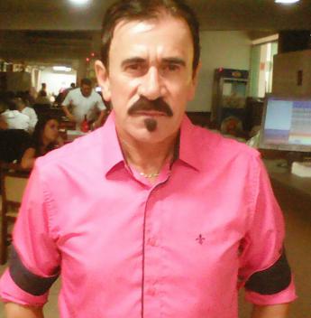 Zenon mora em Campinas e gosta de jogar tênis Zenon mora em Campinas e gosta de jogar tênis