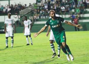 Ponte Preta acerta com Léo Gamalho, que estava no Goiás