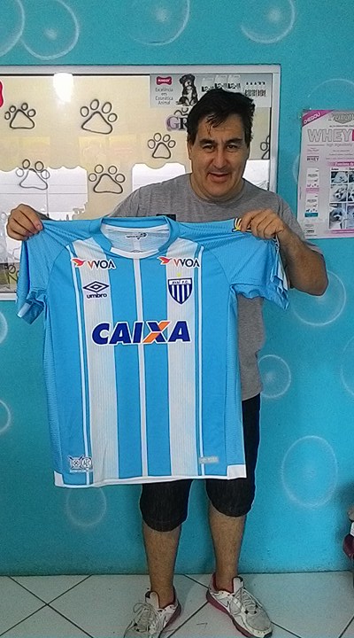 José David Stênico da cidade de Caraguatatuba feliz com a sua nova camisa do Avaí