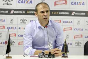 Milton testa Vasco com três zagueiros e deve promover estreia de Anderson Martins
