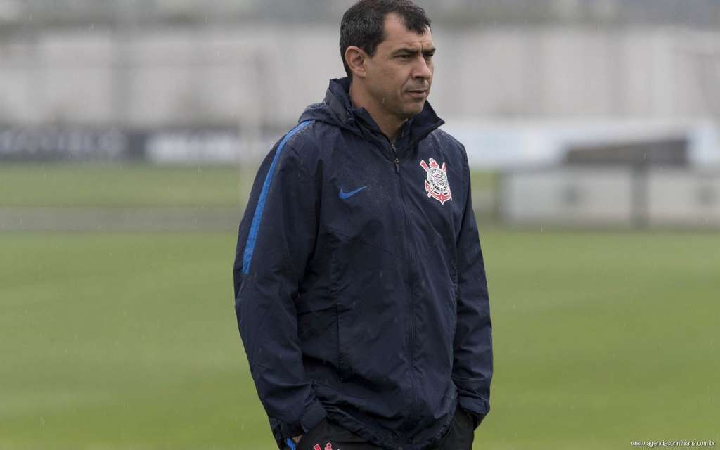 Arana e Léo Santos são baixas e Jadson treina com reservas do Corinthians