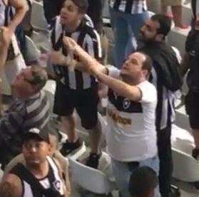 Torcedor é detido no Engenhão por injúria racial a familiares de Vinícius Jr