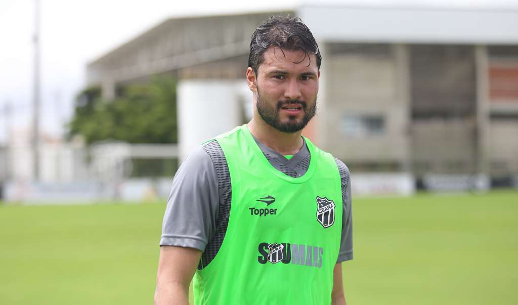 O meia Pedro Ken retorna após cumprir suspensão automática contra o CRB