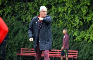 Dorival Junior barra Renan Ribeiro em treino e escala Sidão no gol do São Paulo