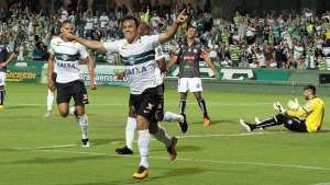 STJD reduz pena de 15 para 11 jogos e Kleber volta ao Coritiba contra o Vitória