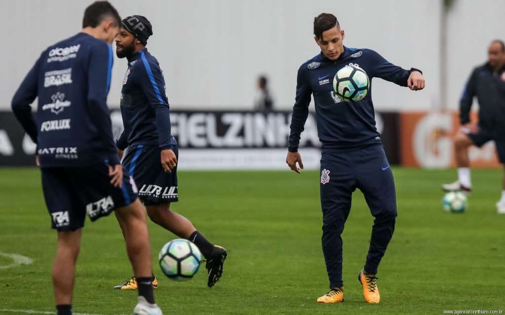 Poupado na última quarta-feira, Guilherme Arana treinou normalmente nesta quinta