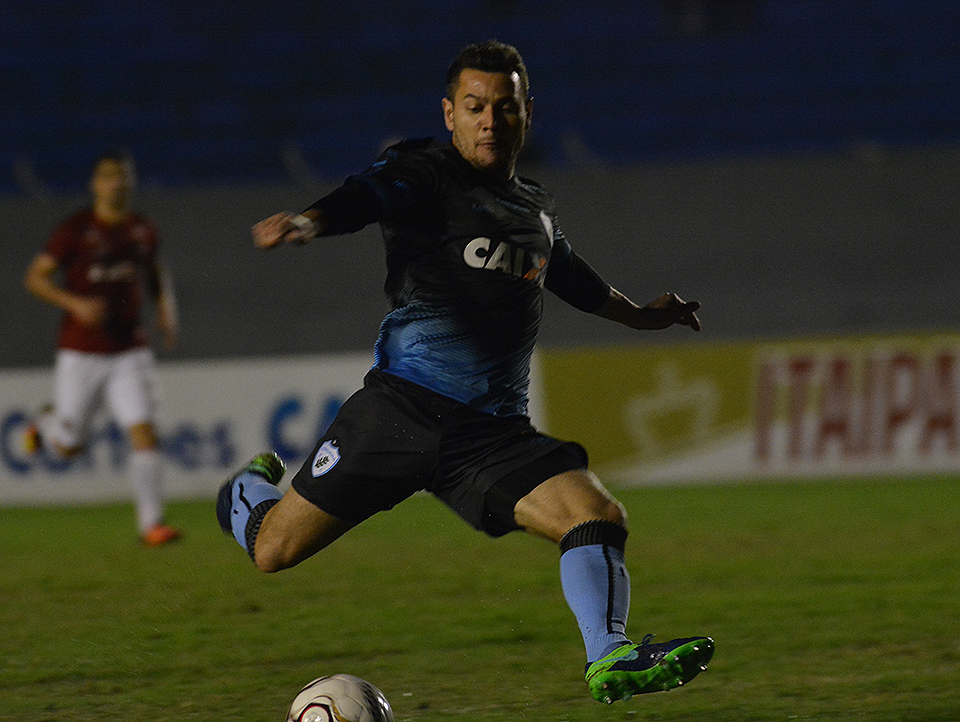 Série B: Substituto de Jonatas Belusso, Aquino aprova estreia com a camisa do Londrina