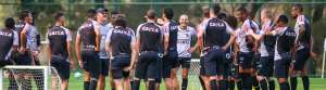Em treino movimentado, Micale faz testes e deixa Fred e Robinho na reserva