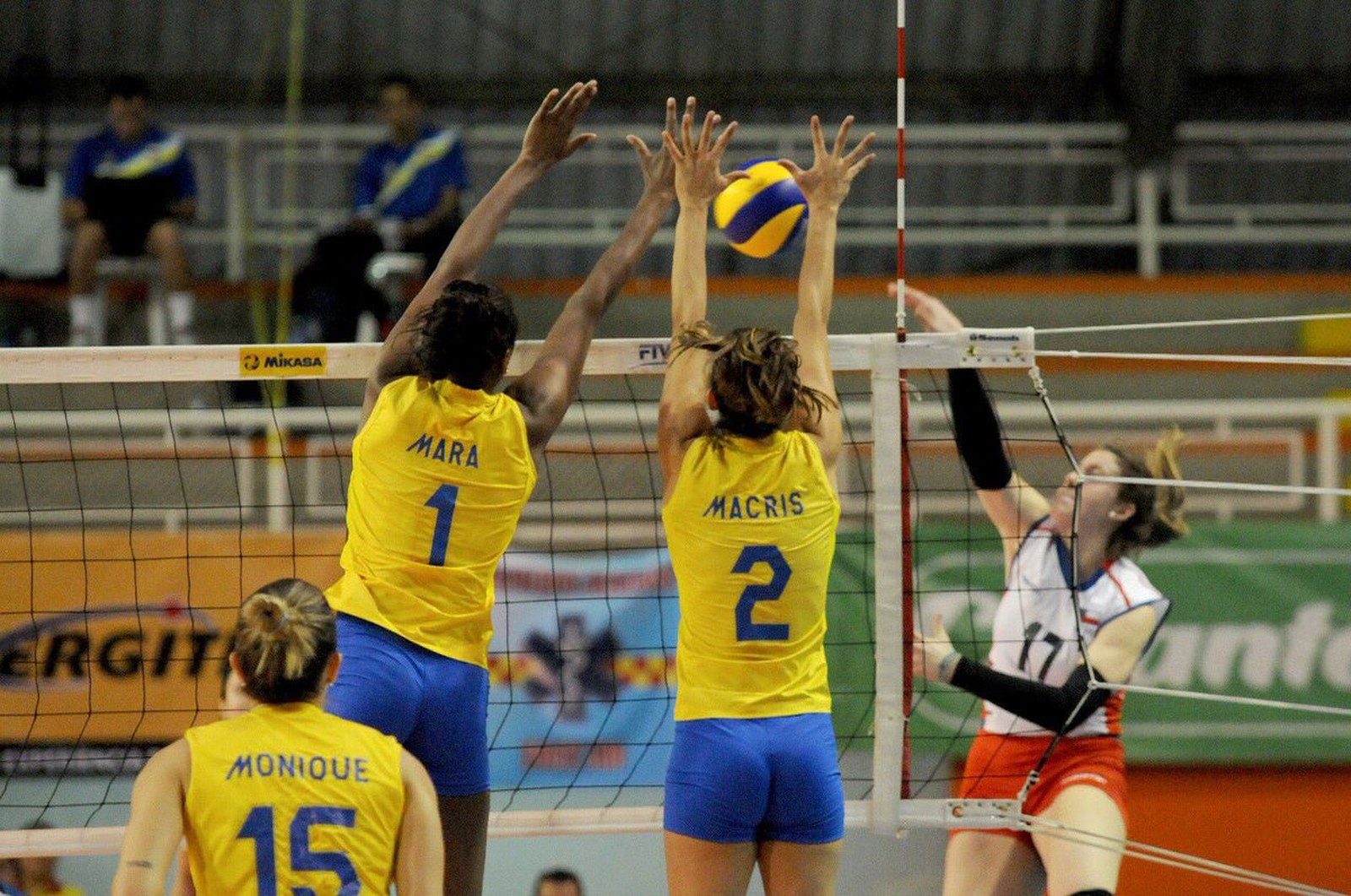 Vôlei: Com reservas, seleção feminina arrasa Chile e segue 100% no Sul-Americano