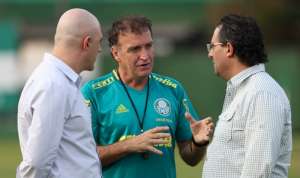 Presidente do Palmeiras se aproxima do futebol para conter problemas