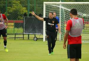 Luxa evita mistério e confirma time do Sport, sem Durval, contra Cruzeiro