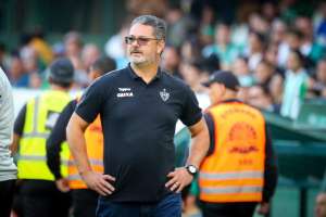 Micale conversa com Fred e Robinho e confirma atacantes no banco do Atlético-MG