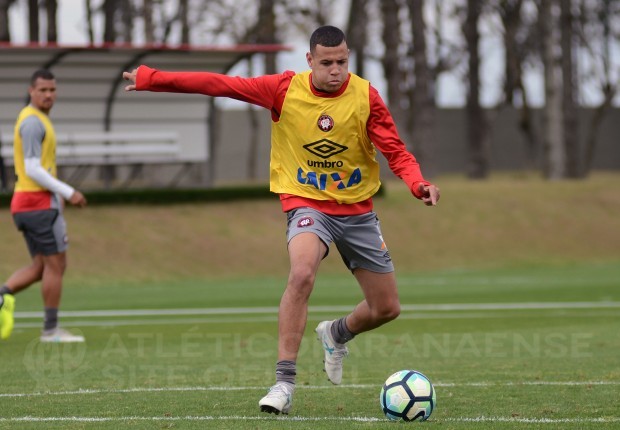 Os jogadores do Atlético-PR tentam manter o Furacão no G6 do Brasileirão