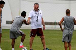 Abel Braga fecha treinamento e não revela time do Fluminense