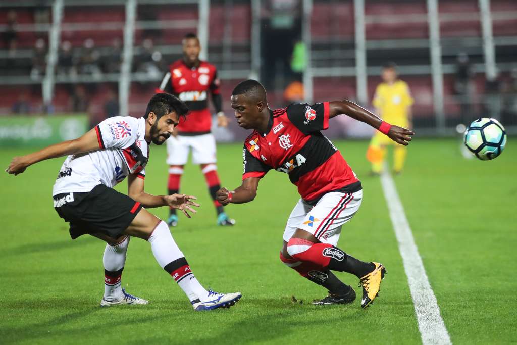 Vinicius Junior brilha e Flamengo vence Atlético-GO na estreia em casa de Rueda