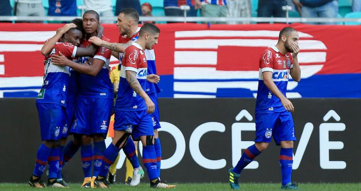 Jogadores abraçam o colombiano Mendoza que fez dois gols e teve mais chances para marcar.