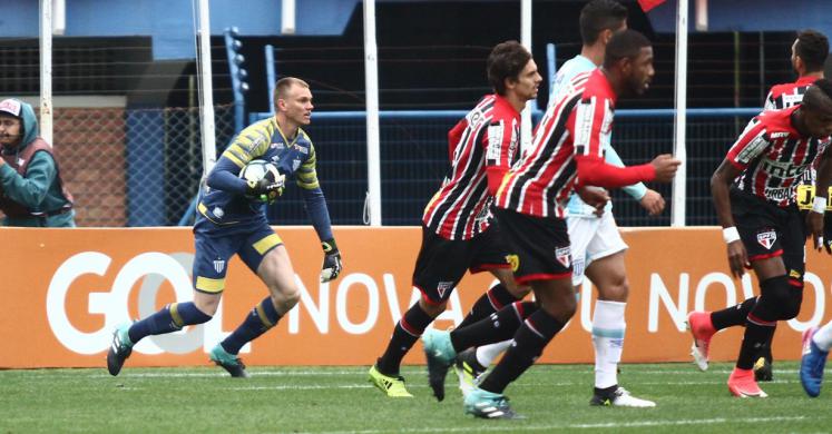 O goleiro Douglas, do Avaí, voltou a jogar bem no empate por 1 a 1 com o São Paulo