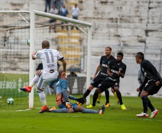Sheik fez o primeiro gol achando um espaço entre Jefferson e a trave