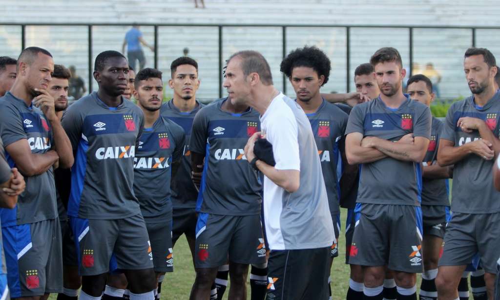 Milton Mendes e jogadores do Vasco são hostilizados por torcida em aeroporto