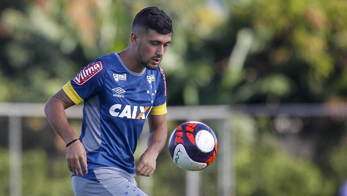 Recuperado, Arrascaeta antecipa retorno e participa de treino no Cruzeiro