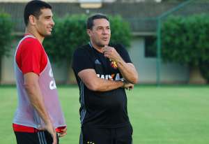 Luxa insinua que Diego Souza se abalou com Seleção e Palmeiras