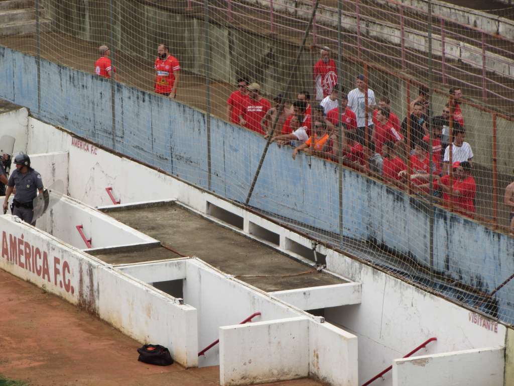 Torcida protestando com a eliminação na Segundona (Foto: Muller Merloto Silva) 