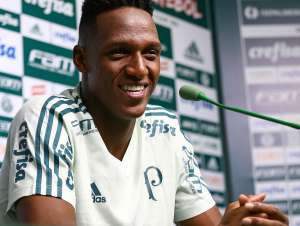 Além do Barcelona, time europeu entra na disputa por zagueiro do Palmeiras