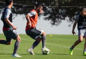 Ex-Corinthians, Guilherme avalia evolução do Atlético-PR e projeta duelo contra Fla