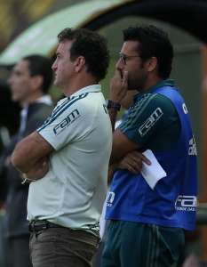 'Já passei por turbulências muito piores e não me entrego', diz Cuca no Palmeiras