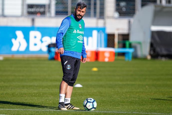 Douglas volta a treinar no Grêmio e Renato brinca: "Emagrece ou faz lipo" 2 0002050262531 img