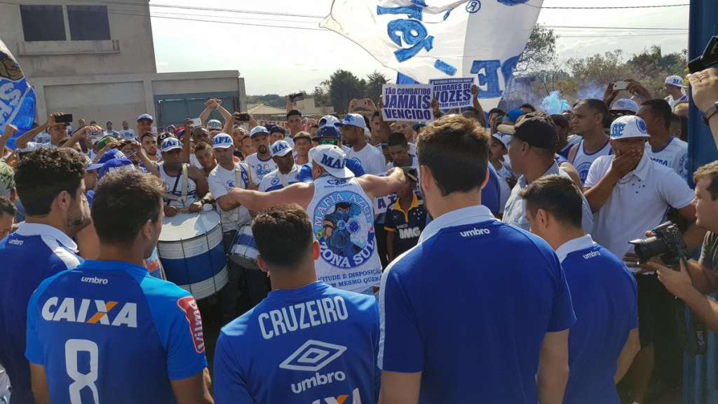 Torcedores do Cruzeiro fazem a festa na Toca da Raposa II