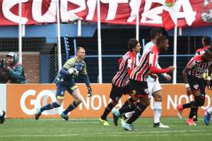 STJD em 'dia bonzinho' apenas adverte e Lucas Pratto escapa de gancho no Brasileirão