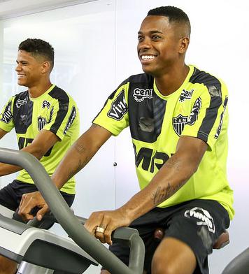 Robinho continua dando bicicleta nos clubes por aí...