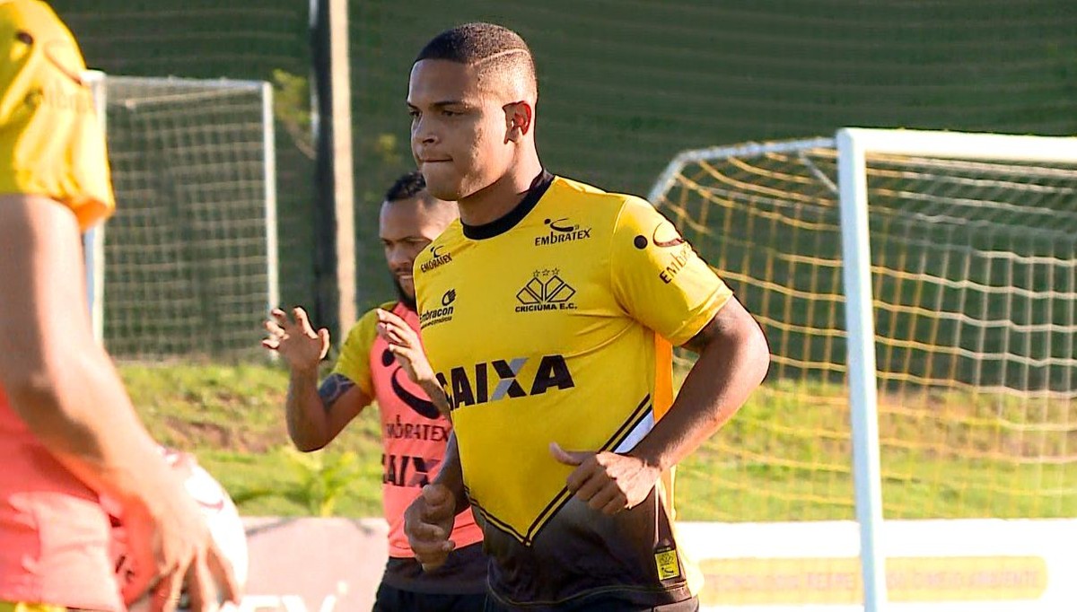 Série B: Jonatan Lima, volante do Criciúma, comemora empate com líder América-MG