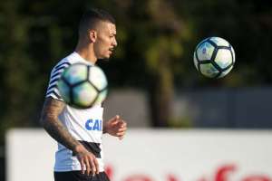 Alison projeta 100º jogo pelo Santos e minimiza má fase do setor ofensivo