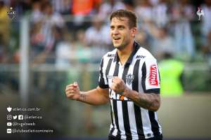 Rafael Moura exalta necessidade de vencer e lamenta irregularidade do Atlético-MG