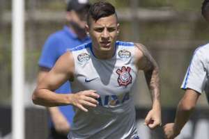 Com pressa, Sevilla manda nova proposta por lateral do Corinthians