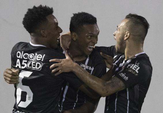 Jô festeja seu 12.º gol e divide a ponta com Henrique Dourado, do Fluminense