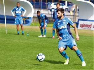Simião sente tornozelo em treino e pode desfalcar Avaí contra Chape