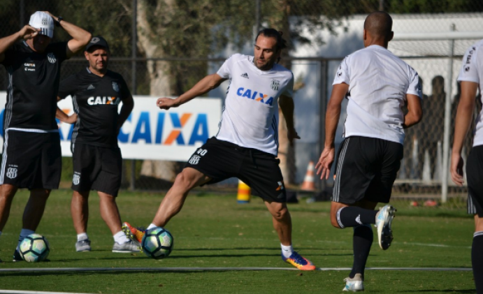 Léo Gamalho tem tido atenção especial do técnico Gilson Kleina durante os treinamentos