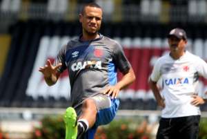 Luis Fabiano sente joelho e desfalca treino do Vasco; Nenê trabalha como titular