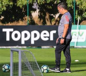 Micale repete escalação em treino, mas não confirma Valdívia como titular