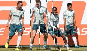 Cuca faz mistério e fecha o último treino do Palmeiras antes do clássico