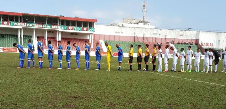 Santos e Água Santa antes da bola rolar no estádio Ulrico Mursa