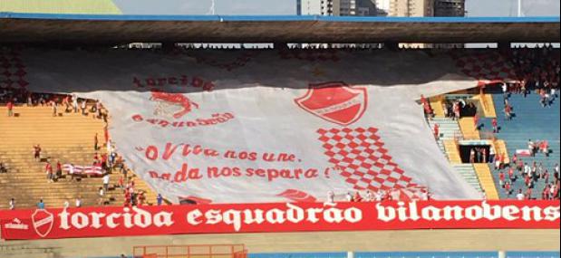 torcedores do Vila foram vibrantes e contagiaram o time no Serra Dourada