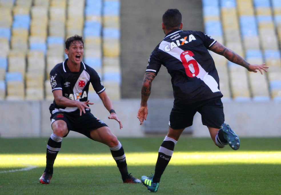 Mateus Vital comemora gol com Ramon (camisa 6): Vasco dominou o Fluminense - Foto: Paulo Fernandes/Vasco.com.br