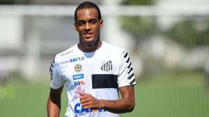 Após dez meses lesionado, zagueiro volta a ser relacionado no Santos