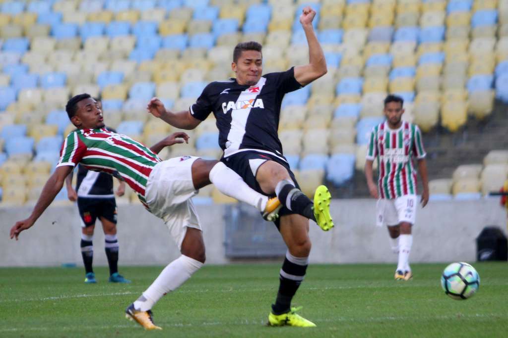 O Vasco surpreendeu e venceu o clássico no Maracanã.