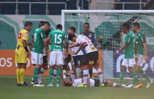Pratto leva pancada na cabeça e deixa clássico de ambulância, mas passa bem