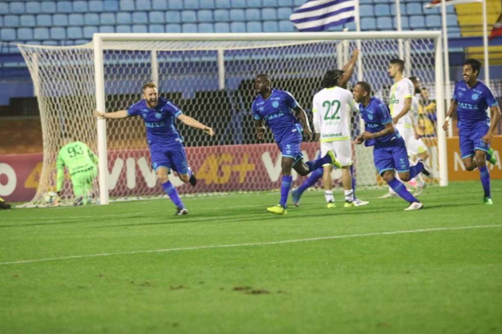 Avaí derrota a Chapecoense na Ressacada